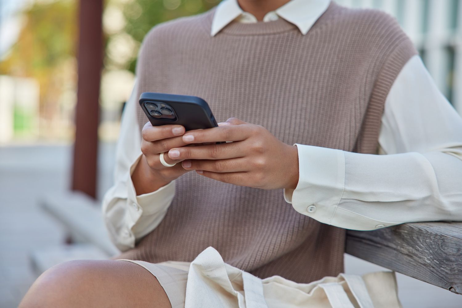 young businessman using a mobile phone To express opinions after
